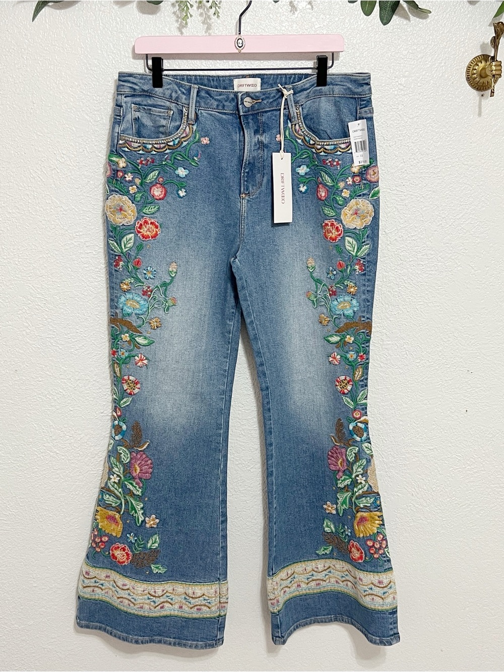 NWT Free People Driftwood Farrah Gardenia Embroidered Flare Jeans - Picture 4 of 11